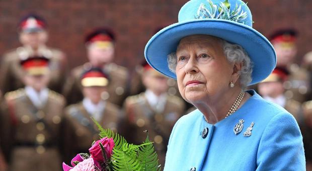 La prima apparizione pubblica della Regina Elisabetta dopo il lockdow: una piccola parata militare per il suo compleanno