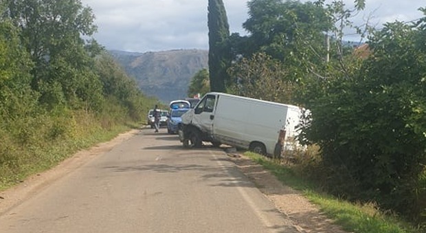 Incidente a Doganella, scontro tra auto e furgone: uomo muore sul colpo