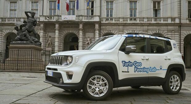 Una Jeep Renegade 4xe davanti al Comune di Torino