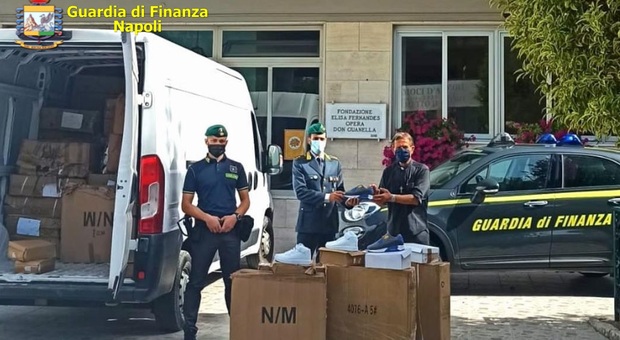 Napoli, la Guardia di Finanza devolve in beneficenza 5mila paia di scarpe sequestrate