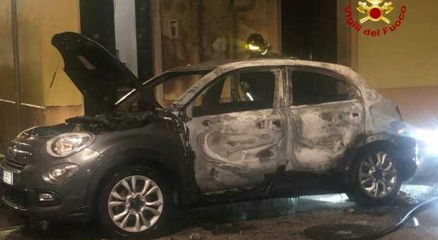 L'auto incendiata a Francavilla