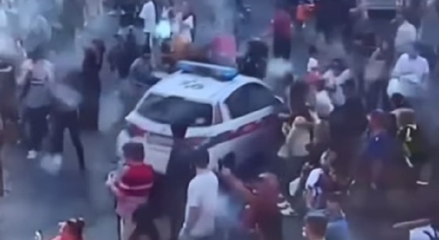 L'auto dei vigili investe pedoni in piazza Duomo: nove feriti, tra cui due bambine. Il video choc