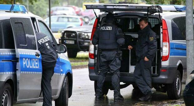 Italiano di 45 anni arrestato in Germania: «Ha ucciso due persone a coltellate». Fermato davanti a una casa in fiamme