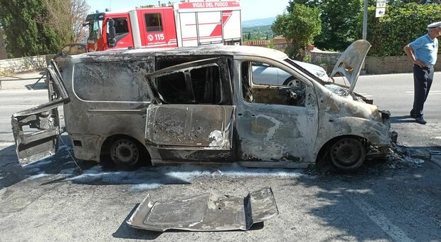 Il furgone va a fuoco con dischi, cd e t-shirt: «Tutto bruciato, il Black Marmalade non c'è più»