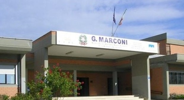 Latina, ricerca scientifica: il nanomondo raccontato agli studenti del liceo Marconi