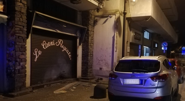 Notte di terrore a Scafati: bomba carta davanti alla macelleria