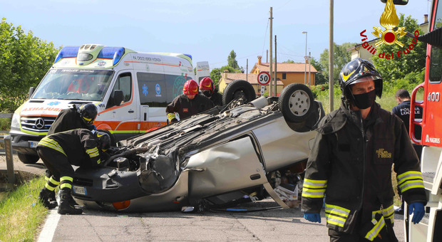 Auto si rovescia sulla strada: incidente a Camisano. Ferito un uomo