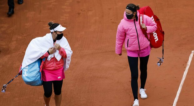 Roland Garros, freddo polare, pioggia e palline pesanti: così Parigi scontenta tutti