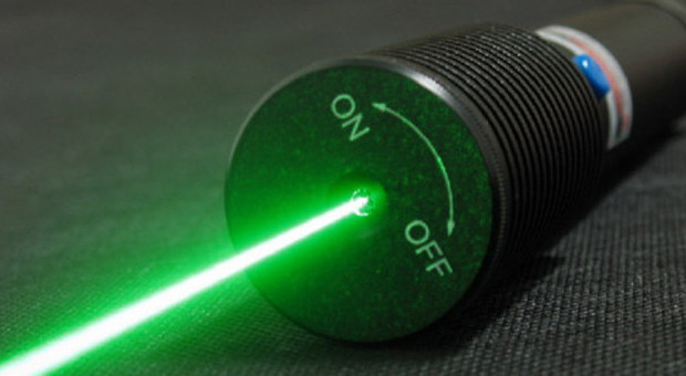 Allarme puntatori laser nel Veneziano «Pericolosi per occhi e pelle» Esemplari già testati: sono nocivi