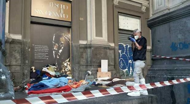 Napoli, vigile aggredito con una spranga spara a un immigrato (che rischia il linciaggio): tensione in strada