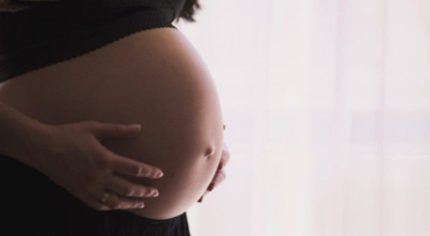 «Sono incinta, il mio ragazzo ha perso il lavoro e mi vuole lasciare: l'ho cacciato di casa e sto pensando di interrompere la gravidanza»