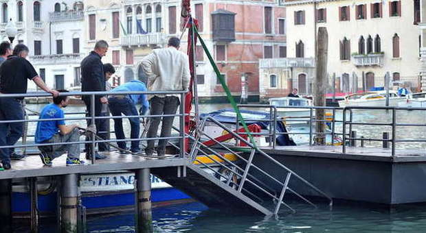 Venezia, cede il pontile alla mostra di Prada: gli ospiti vip in abito da sera finiscono in acqua