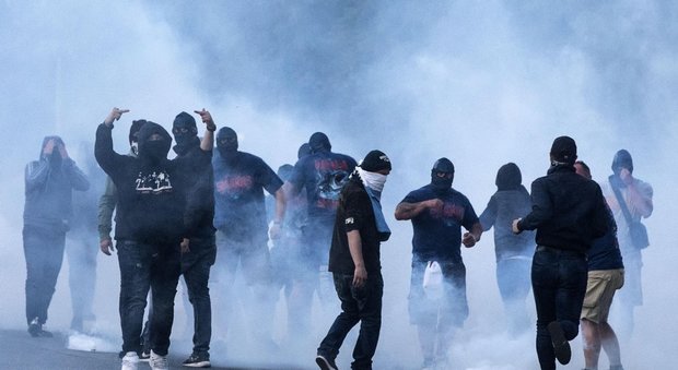 Euro 2016: ancora scontri tra ultrà e polizia a Marsiglia