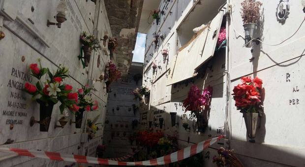 Giallo a Napoli, uomo trovato impiccato nel cimitero di Poggioreale: indaga la polizia