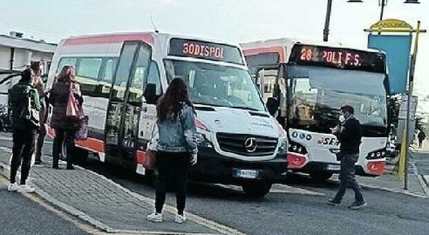 Ladispoli, paura alla fermata del bus: 17enne avvicinata con la scusa di un selfie e molestata