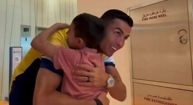 Il tenero abbraccio con Cristiano Ronaldo
