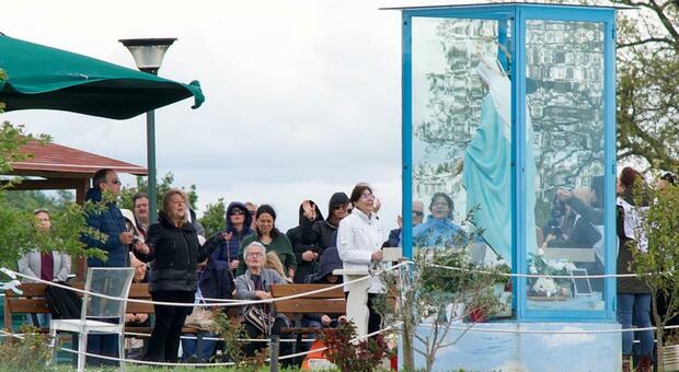 Madonna di Trevignano, oggi la cerimonia nel santuario della «veggente» Gisella Cardia: «Niente telefoni, si arriva a piedi»