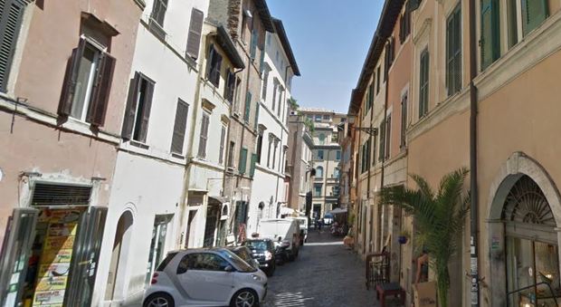Roma, clienti maleducati e troppo rumore: chiuso un locale a Trastevere, gestore aveva perfino tolto le porte