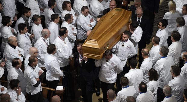 Addio Bocuse, re della nouvelle cuisine: ai funerali 1500 chef in giacca bianca sulle note di Edith Piaf