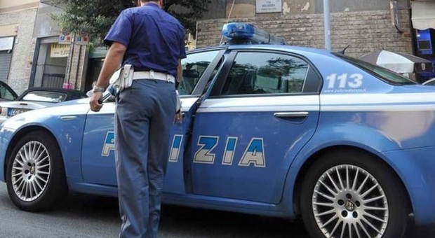 Morrovalle, sull'auto rubata sperona la polizia: calci e pugni agli agenti