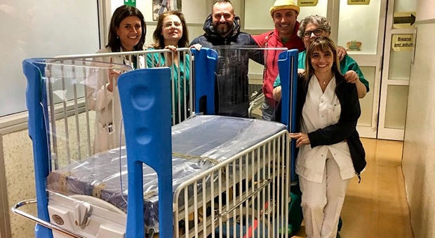 Ospedale di Terni, l'Associazione I Pagliacci dona un lettino pediatrico 0-2