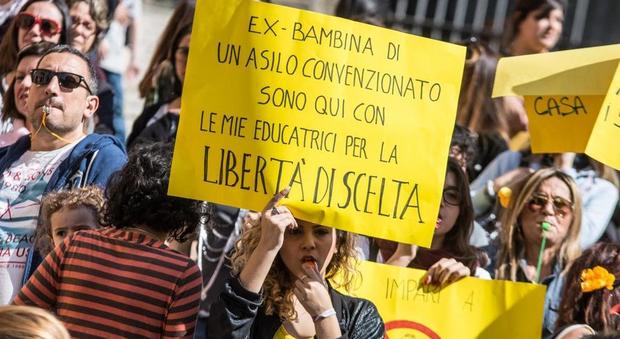 Roma, nidi convenzionati, educatrici e famiglie protestano davanti al Campidoglio