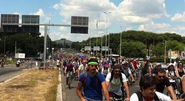 Critical mass, migliaia di bici bloccano la via Cristoforo Colombo
