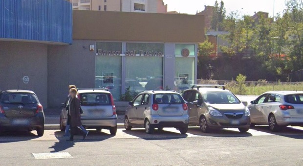 Roma, auto sfonda vetrina della banca del Fucino: ladri fuggono con 40 mila euro