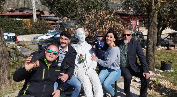 La famiglia Morganti con la statua di Emanuele