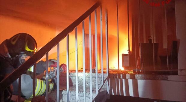 Incendio a Conegliano. Casa a fuoco, 10 persone fatte evacuare: una è stata portata in ospedale per intossicazione da fumo