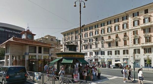 Roma, allarme bomba in centro: evacuata una banca, artificieri a lavoro