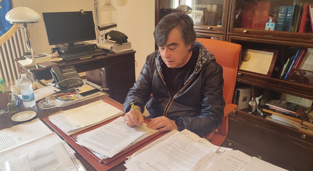 La firma dell'accordo del sindaco di Gravina in Puglia e l'Asl di Bari