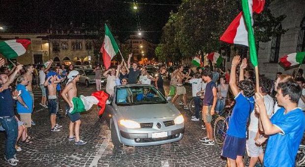 Tifosi esultanti in piazza Duomo a Treviso (Photo Journalist)