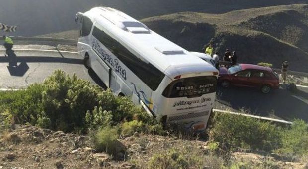 Canarie, morto turista italiano investito dal bus su cui viaggiava