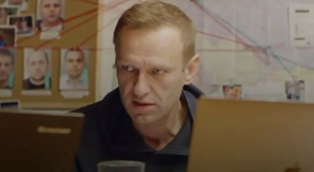 Navalny e la confessione dell'agente russo ottenuta con l'inganno: «Il veleno era nelle mutande»
