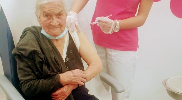 Prosegue la campagna di vaccinazione anti Covid, ieri somministrato a una donna di 102 anni