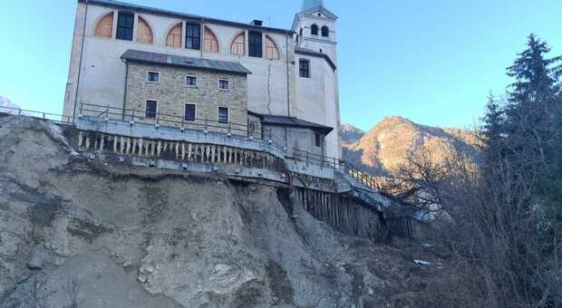 La chiesa di San Martino a Valle di Cadore rischia di finire nel dirupo