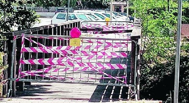 Gubbio, chiuso ponte pedonale in zona Zappacenere