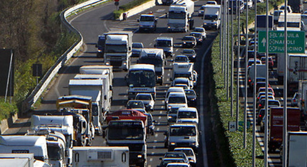 Riprende il traffico caotico sulle grandi arterie di Roma