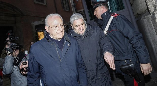 Napoli, De Luca, ancora sotto inchiesta: avviso di garanzia per falso