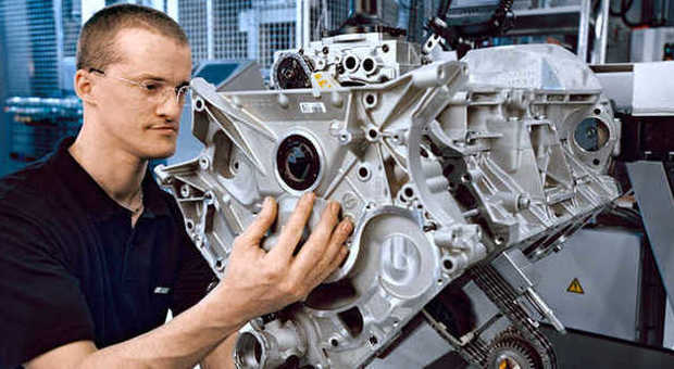 Un tecnico della AMG al lavoro su uno dei famosi propulsori tedeschi