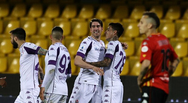 Super Vlahovic, la Fiorentina dilaga a Benevento