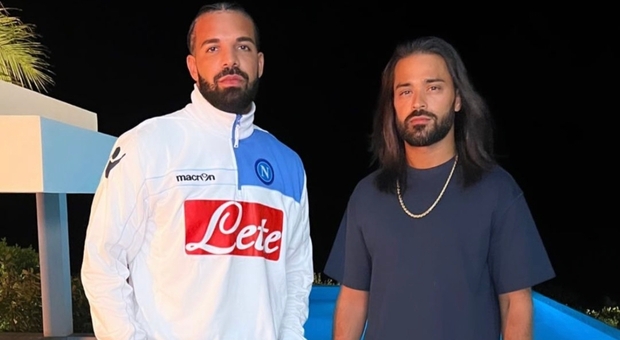 Napoli, Drake ci prende gusto: spunta un'altra felpa azzurra