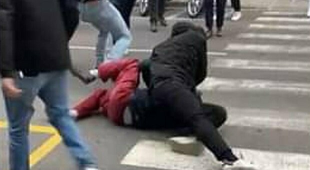 Firenze choc, studenti picchiati a calci e pugni fuori da un liceo. Nardella: «Aggressione squadrista»