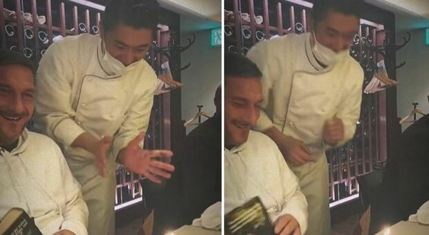 Francesco Totti con Noemi Bocchi a Tokyo. Il regalo del ristorante e i cori del cameriere: «Forza Roma alè»