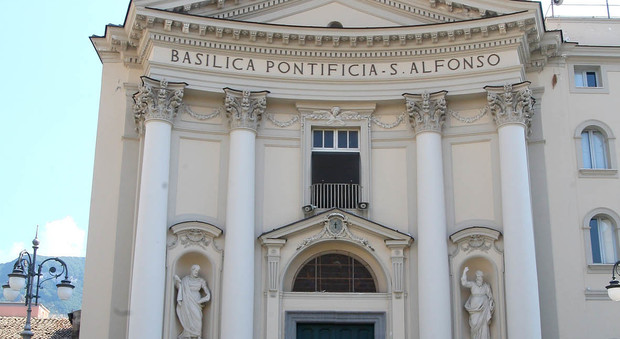 Irrompe nella basilica di Sant'Alfonso e aggredisce i preti: choc a Pagani