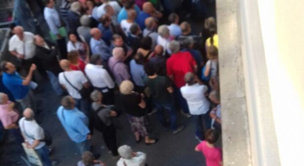 «Ore di fila al Comune di Napoli per pagare i tributi: è giusto?»