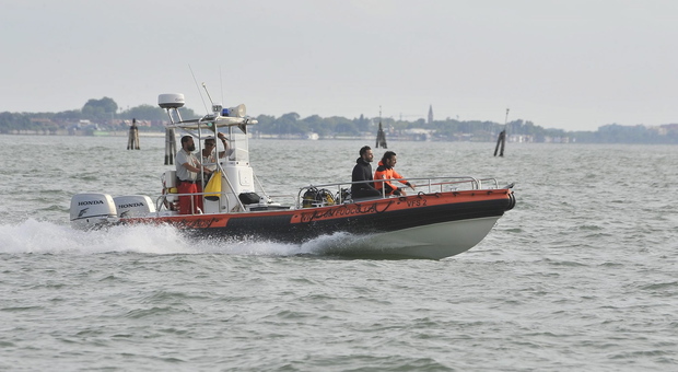 Onde di tre metri e 30 nodi di bora, la barca è in avaria: 8 persone salvate