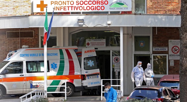 Napoli, ambulanza speronata a Fuorigrotta da auto «a tutta velocità»