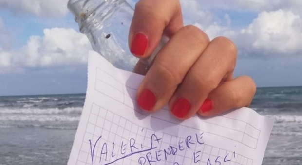«Voglio prendere la tua mano»: il messaggio nella bottiglia dal mare al bar, in cerca della misteriosa Valeria
